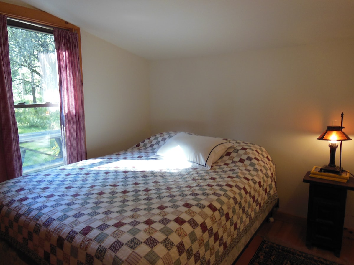 Manželská posteľ, posteľná bielizeň je k dispozícii. Skriňa na oblečenie.