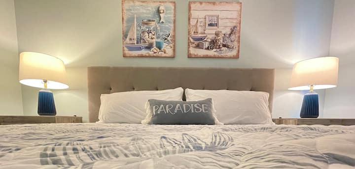 ¡Tu retiro nocturno!  Ambas mesitas de noche están equipadas con puertos USB para cargar dispositivos. 