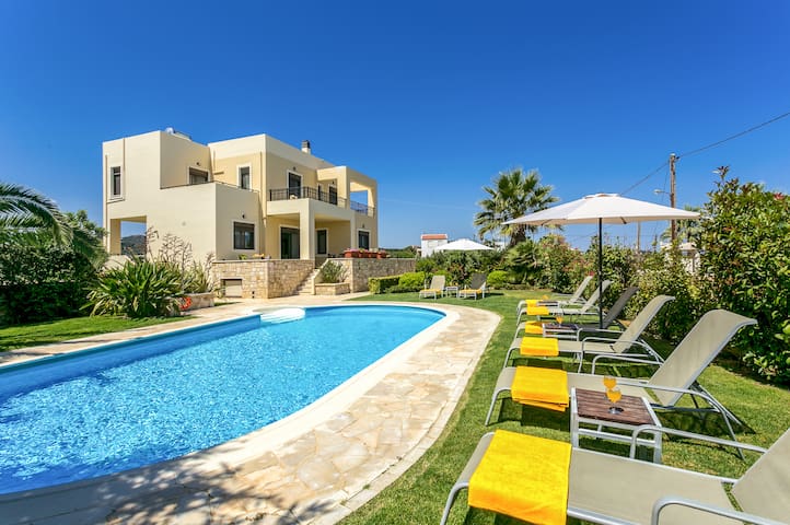 Villa Selena – Lux 4BD Garden Home w. Private Pool