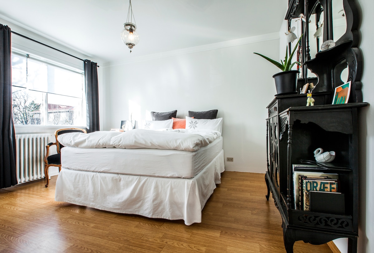 主卧，双人床。 这张照片上有一张160厘米宽的床，但现在有一张全新的加州加大双人床（ 183倍215厘米）