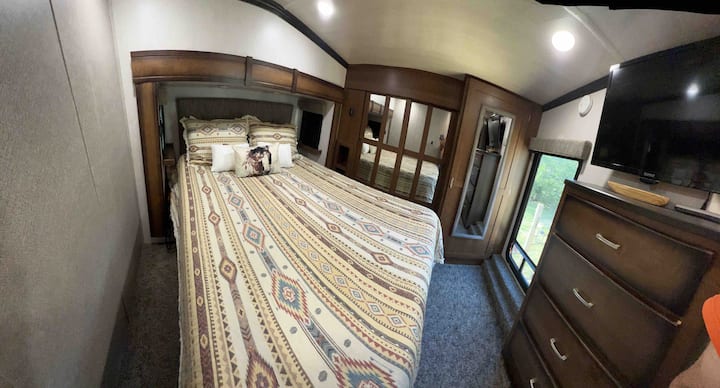 Hauptschlafzimmer mit komfortabler Tempur-Pedic-Matratze, 36-Zoll-Roku-Fernseher und viel Stauraum mit Kleiderbügeln, 2 Gepäckablagen in voller Länge und Kommode.