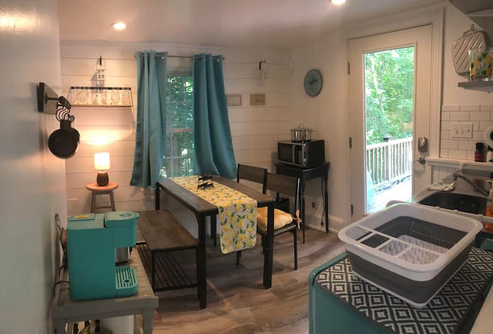 Cozy Apartment With Water View Of Brook - Waterbury, CT