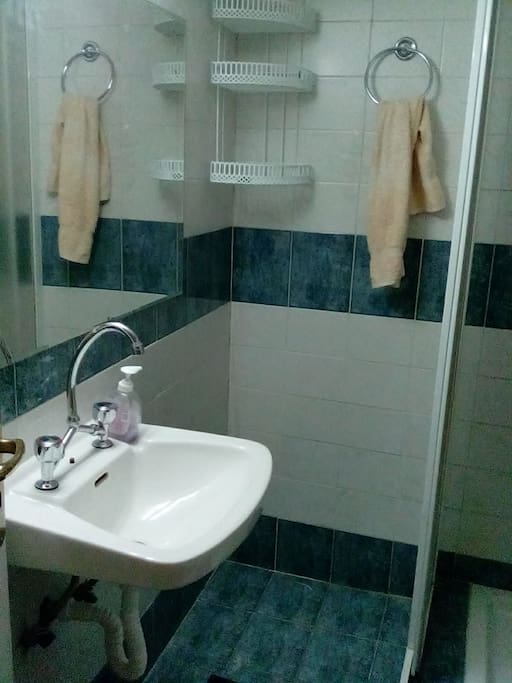 bathroom - μπάνιο