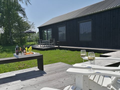 Sturdy and luxurious with 2 bathrooms and sauna, near Zwolle.