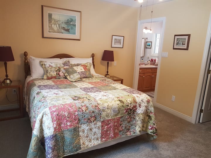 Dhomë gjumi e gjerë master me ensuite bujare dhe dollap të madh. Ka vend për të ngritur një krevat dopio.