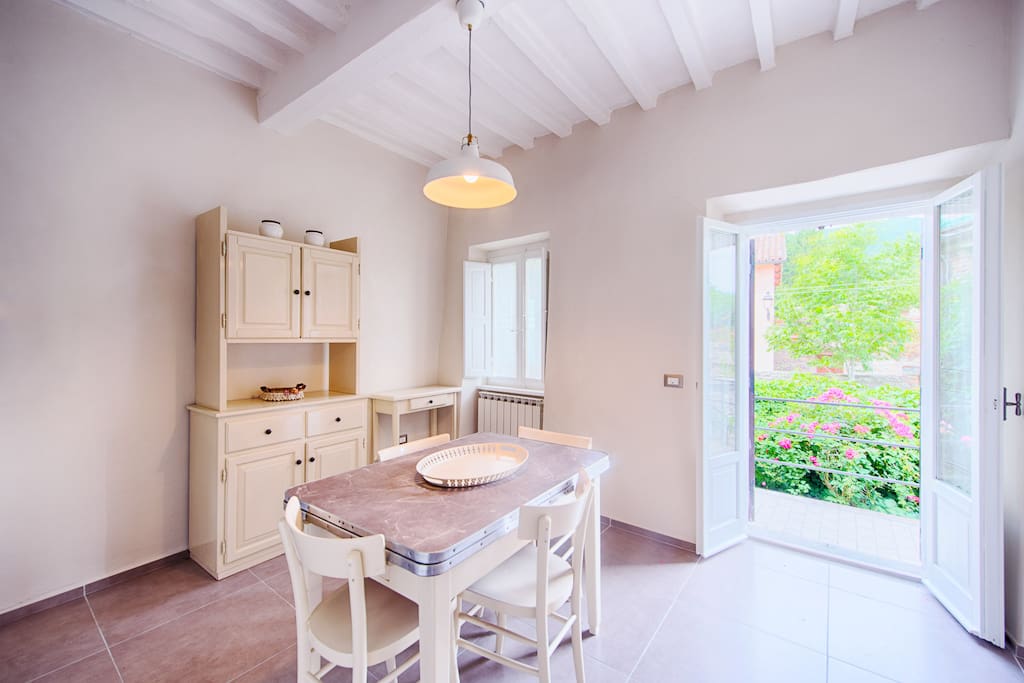 cucina con vista giardino