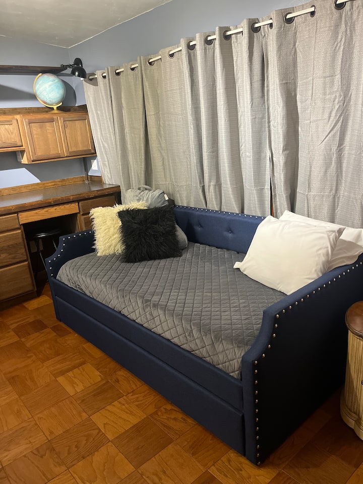 Bedroom 2
Day bed with Trundle