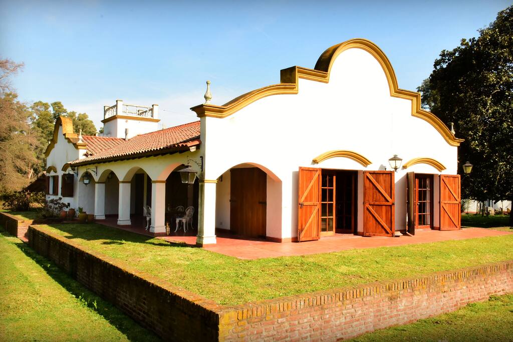 casa colonial todo los ambientes con vista al parque