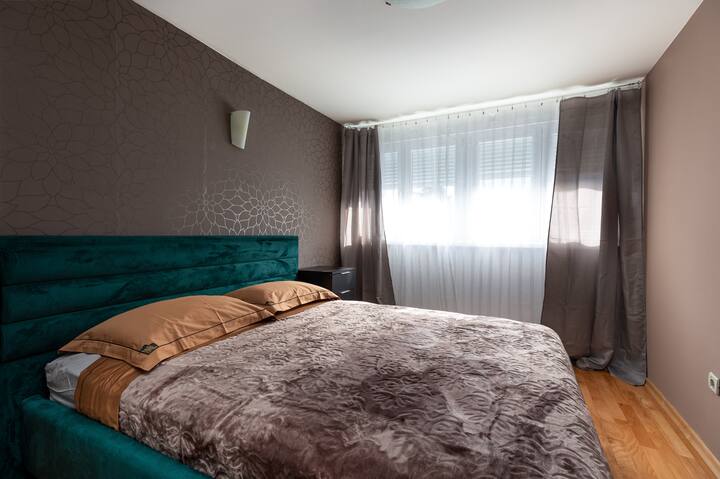 Schlafzimmer 1