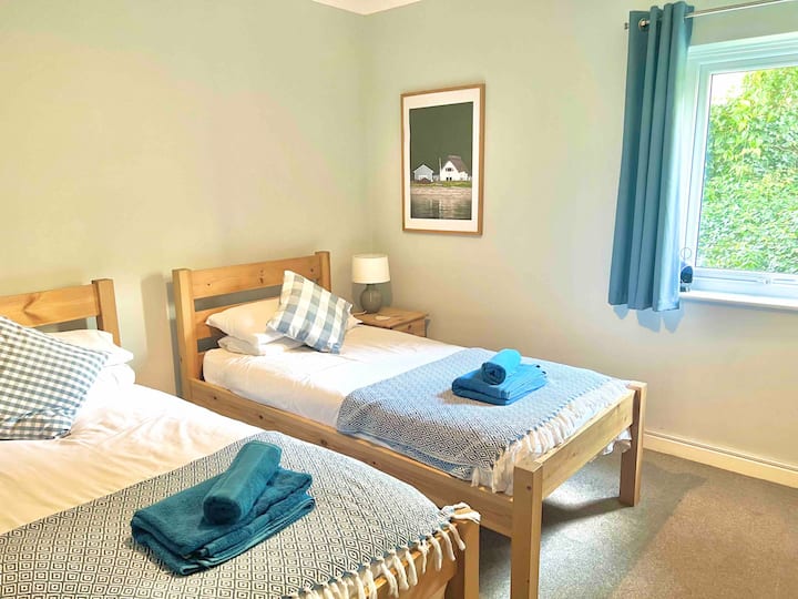 تقع غرفة النوم المزدوجة في الطابق العلوي الجميلة في الطابق الأرضي. بجوار حمام العائلة والمطبخ ومنطقة الصالة.