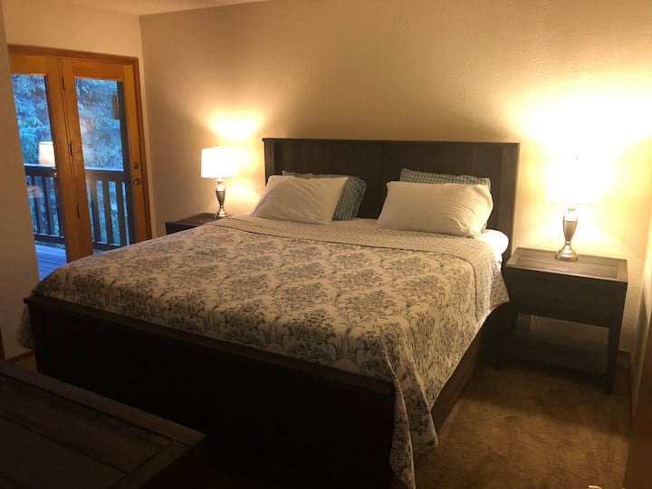 Chambre principale avec lit King Size et portes donnant sur le balcon, matelas super confortable.