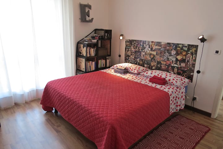 El dormitorio principal es muy iluminado.