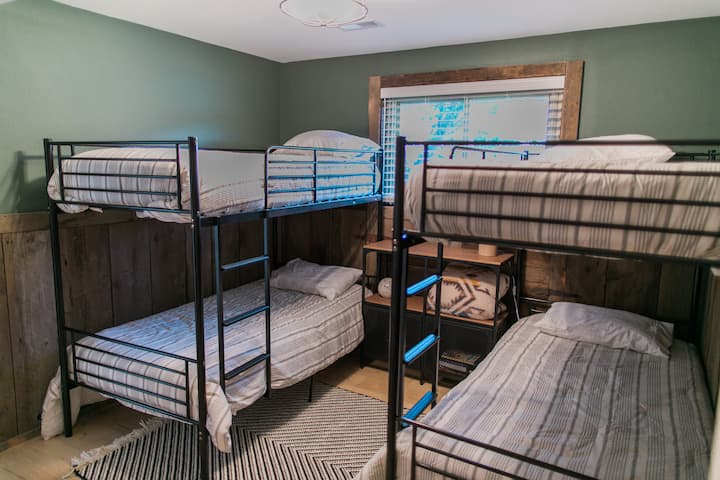 Dormitorio 4, dos juegos de literas individuales.