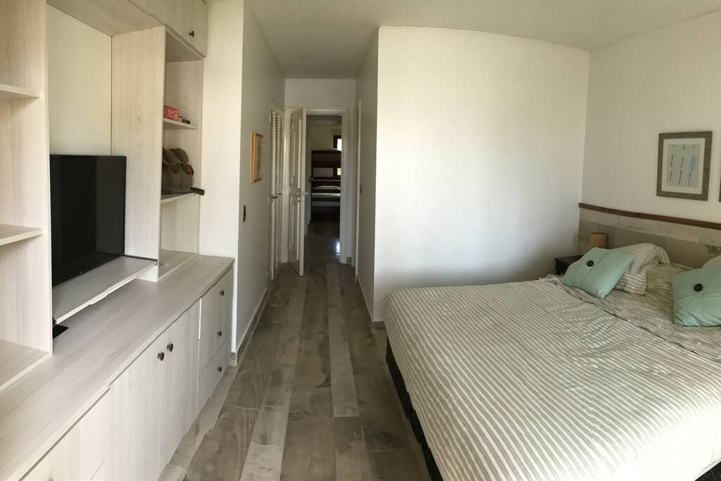 2 pantallas planas con TV cable. Todos los dormitorios con pisos de porcelanato