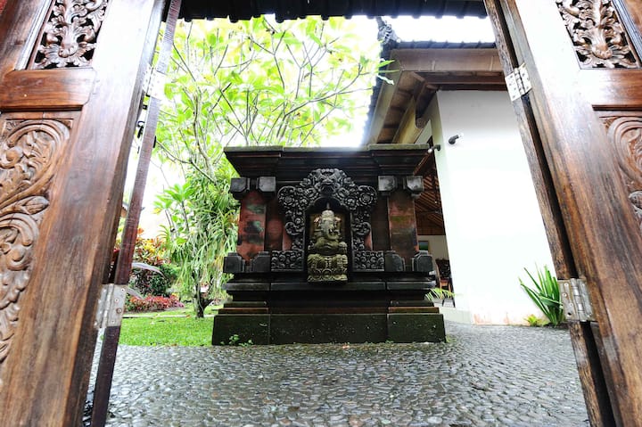 Villa Mimpi-Luxury and great views.