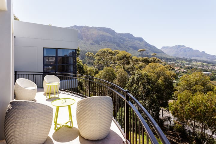 Contemporary villa with magnificent views of Hout Bay