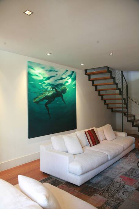 High ceilings and tasteful decoration.