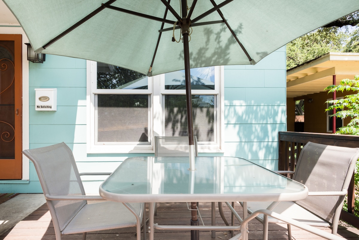 A Modern Spin on a Cozy '50s Home in Bouldin Creek