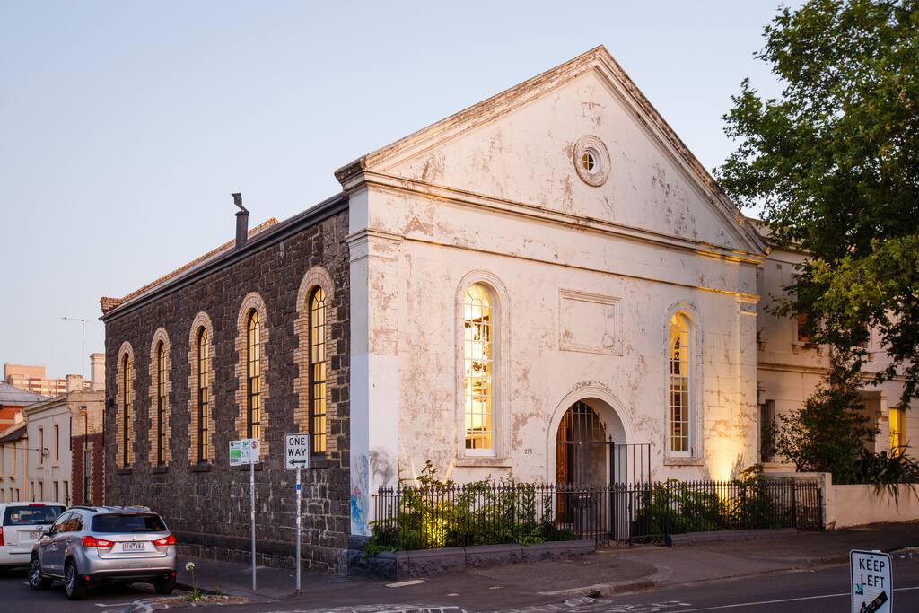House is close to Melbourne CBD and sports complexes, great friendly neighborhood. Many trendy bars and cafes.