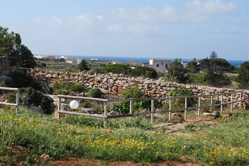 La vista davanti alla villa. Il giardino ipogeo