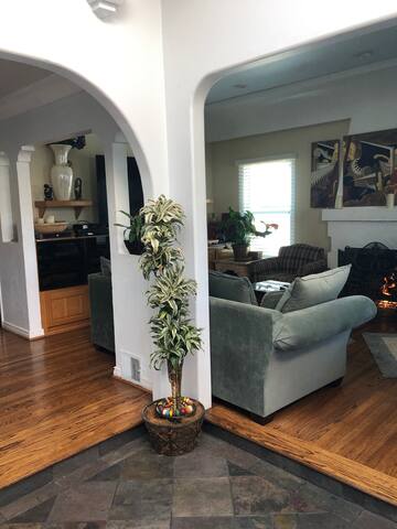 Clean Oasis/Private Pool/COUPLE OR SINGLE FAM ONLY gallery image 4