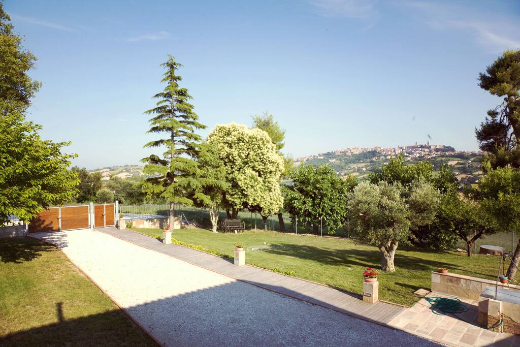 Panorama dall'Agriturismo: sulla collina il paese di Osimo