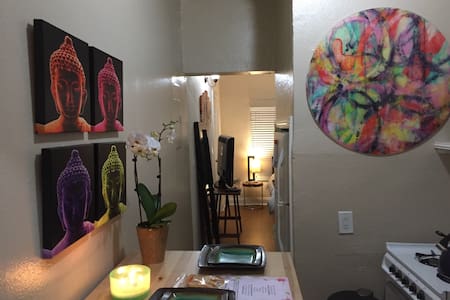"ZEN" Venice Beach studio. One block to Ocean!