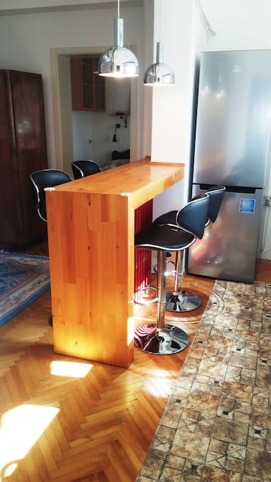 Bar dividing the living area from the kitchen