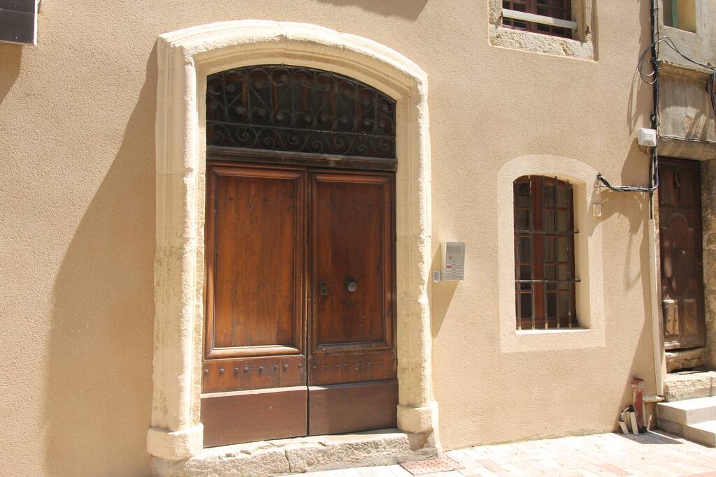 Poussez la porte de la bâtisse d'un marchand.