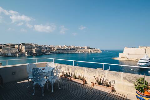 Beautiful period house Valletta views