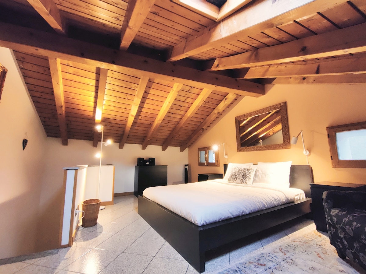 Във втората спалня има двойно легло (1 метър) и чекмедже за съхранение. Намира се на втория етаж.