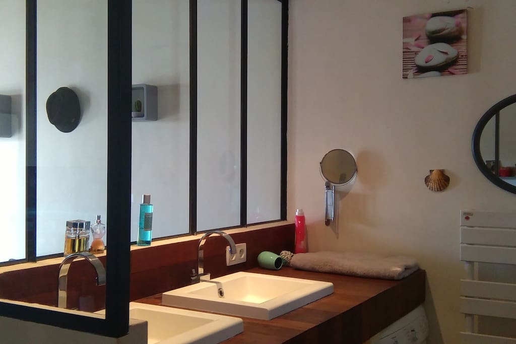 Salle de bain avec deux vasques