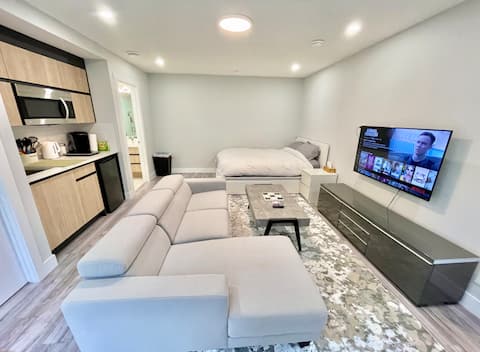 Top performing Airbnb: Posh Transitional Loft - Inner City - 5 MINS to DT in Bankview