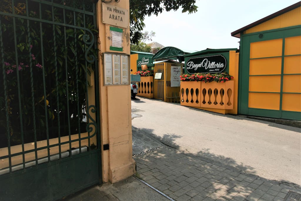The apartment is located on a walking distance from the beach, restaurants and the main Rapallo's attractions.