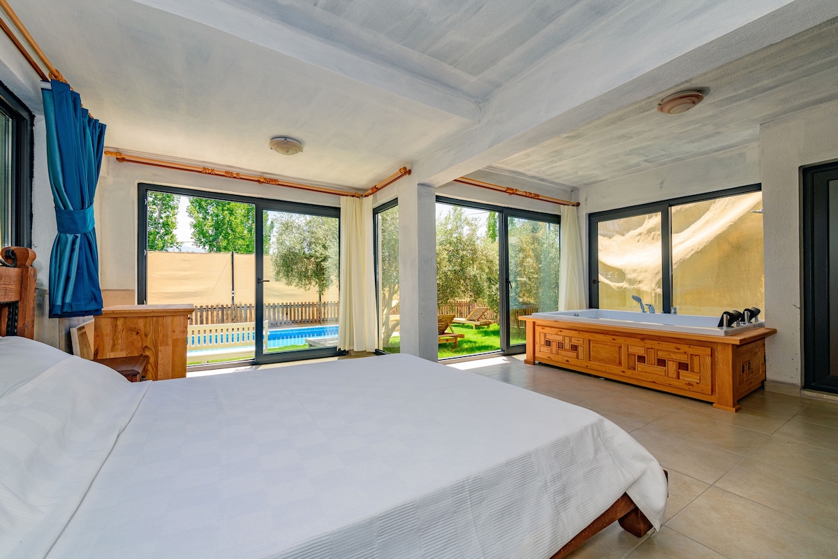 Spavaća soba pored bazena. Uključuje tuš, WC, kuhinju i jacuzzi.