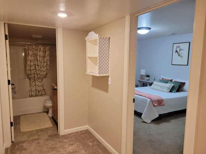 Área de nivel inferior que conduce a dormitorios y baño completo.