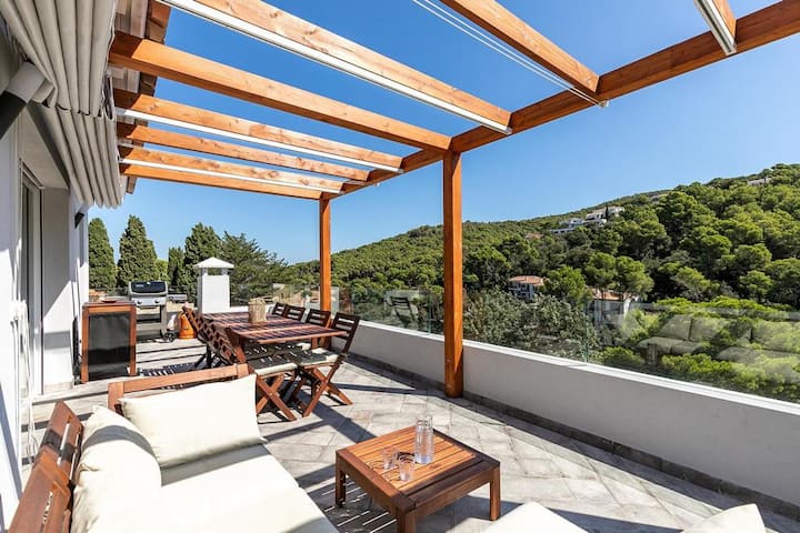 Modern villa with stunning views & private pool