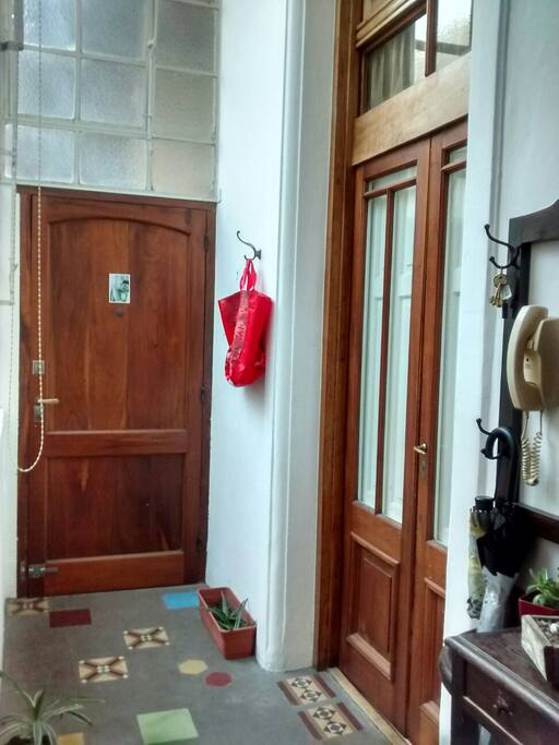puerta de entrada al departamento y puerta al dormitorio 1.