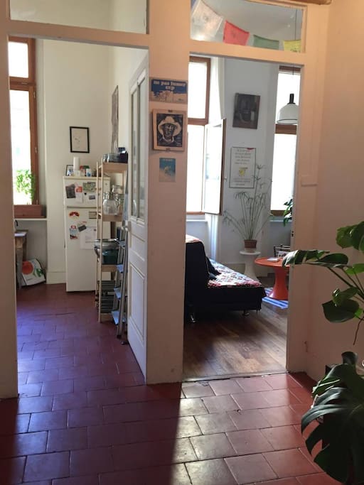 L'entrée avec cuisine et salon