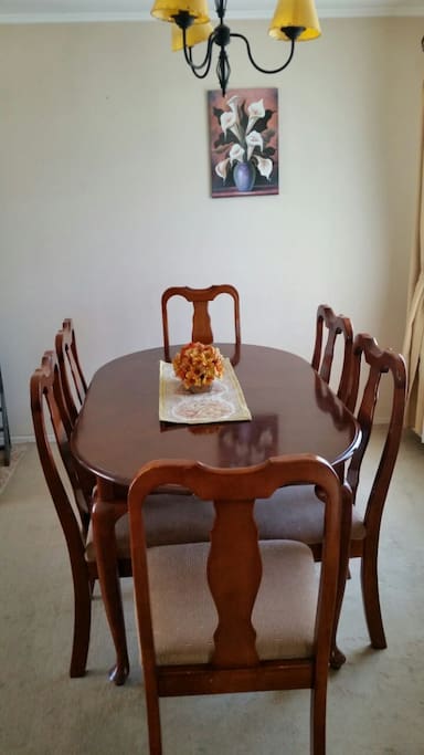 Comedor extendido con seis silas pero donde caben cómodamente 8 y hasta 10 personas