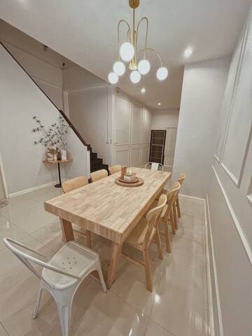 2minute BTS 200m King bed/Family friendly gallery image 4