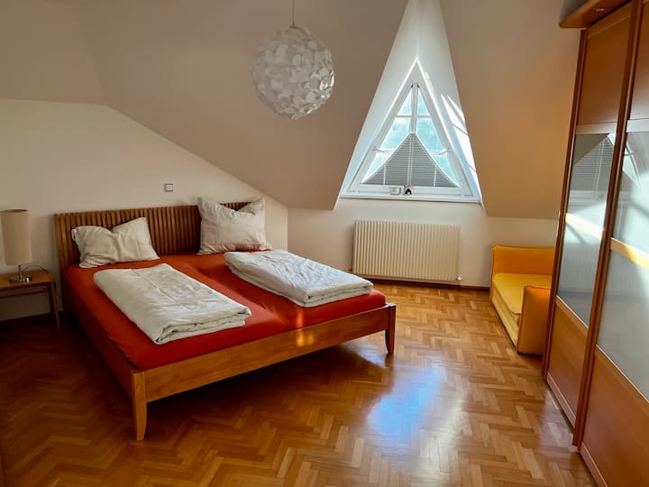 Doppelbett mit Kleiderschrank und kleinem gelben Sofa zum Ausziehen für unsere kleinen Gäste oder auf Anfrage mit Reisegitterbett
