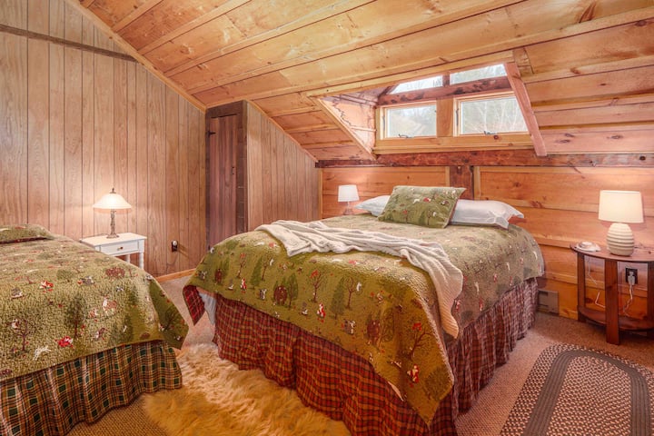 Izba s manželskou posteľou Queen a dvojlôžkom. Skriňa. Stojan na batožinu. Ventilátor. Ohrievač priestoru. Kúrenie na podlahe. 