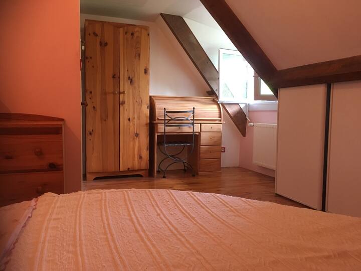 Office space and wardrobe in room for 2 extra people 