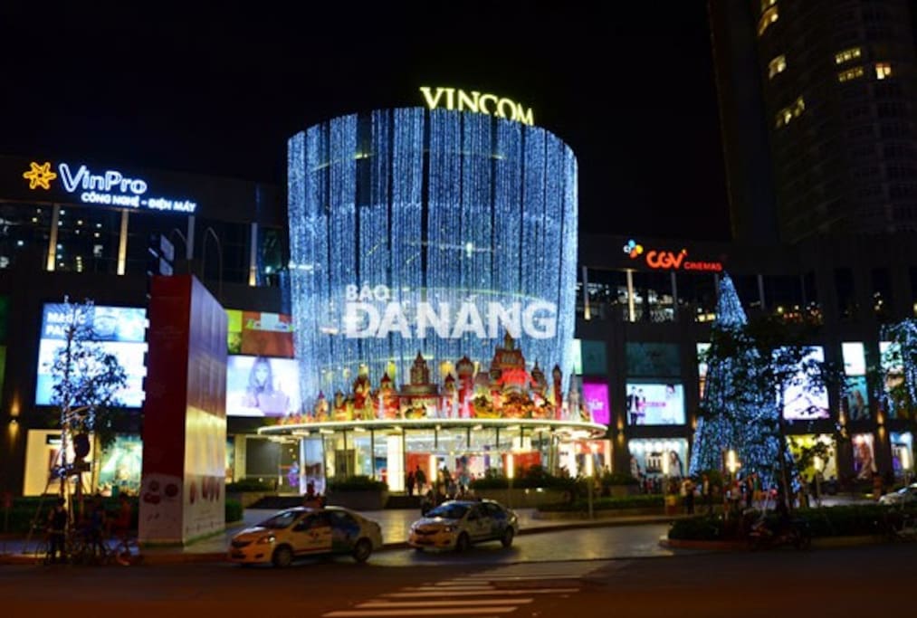 : Vincom Center, market, shopping mall, restaurants and coffee shops