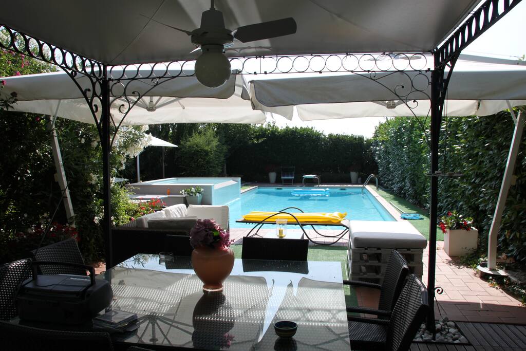 gazebo bordo piscina