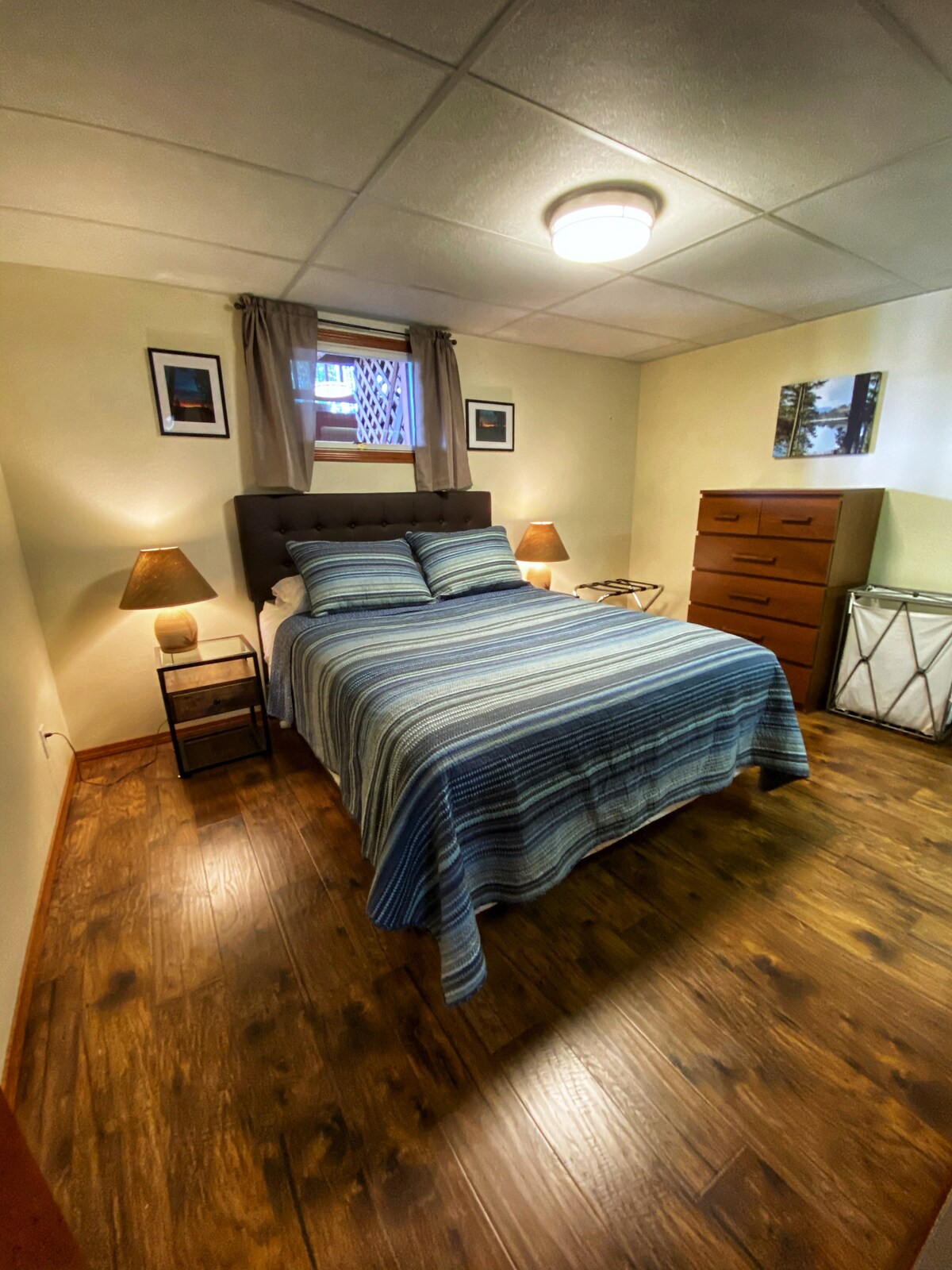 Esta acogedora habitación tiene una cómoda cama tamaño queen, armario, vestidor y mesitas de noche con lámparas.  También es la habitación que alberga la lavadora y secadora que es tuya para usar durante tu estancia.