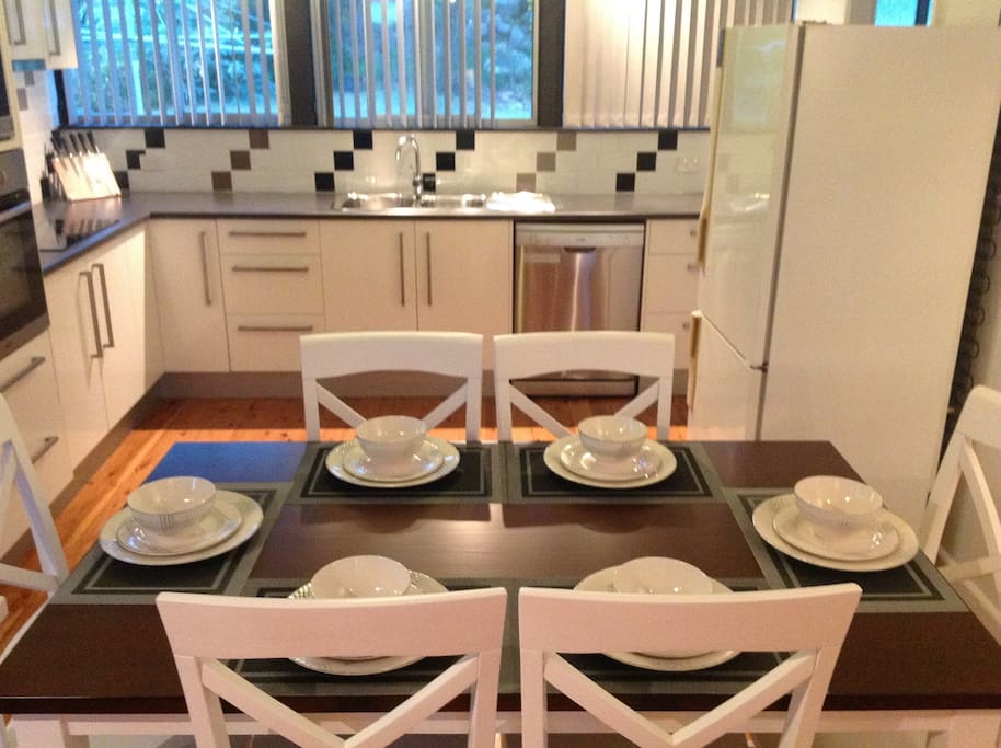 Dishwasher and Dining ware for 6
