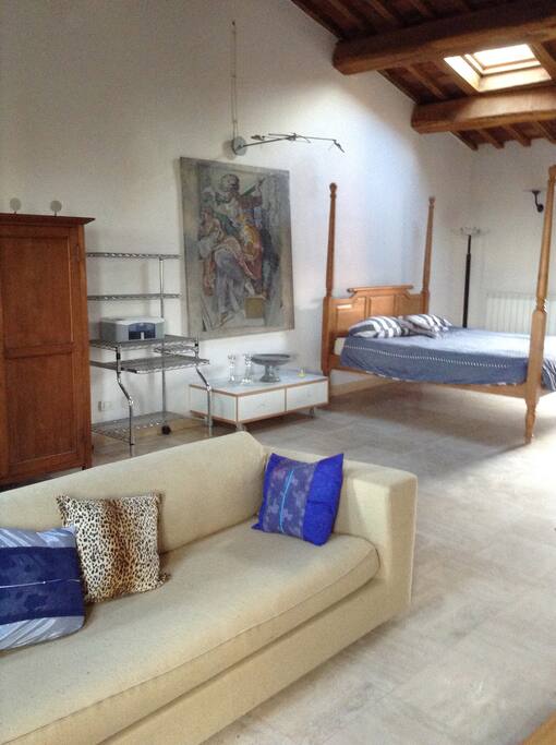 Superb, high end sofa and four poster bed.