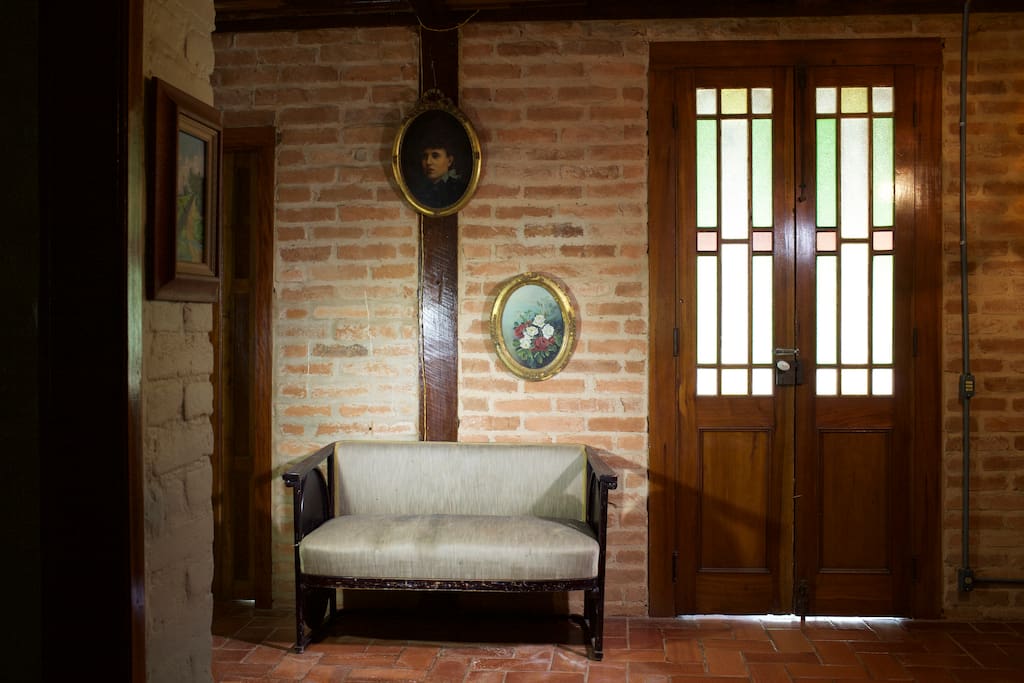 Detalhe da sala de estar com móveis coloniais.